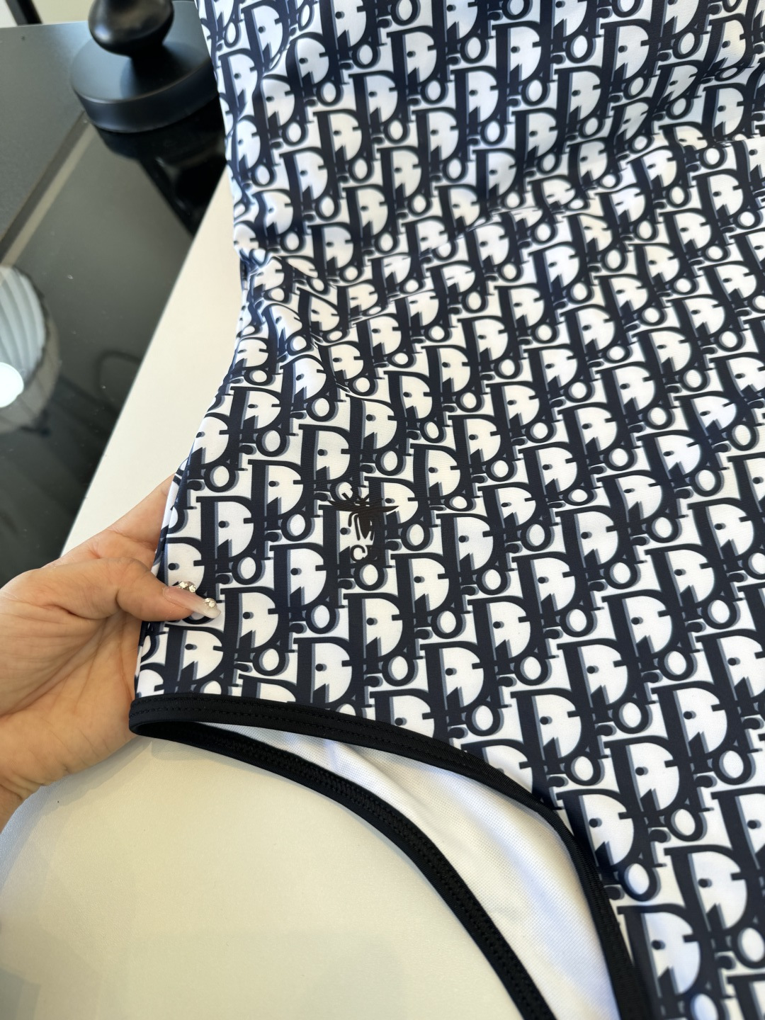 。Dior迪奥长袖连体防晒泳衣，收腰显瘦显腿长！超nice 平时可以配牛仔裤、短裤当连体衣穿！S M L