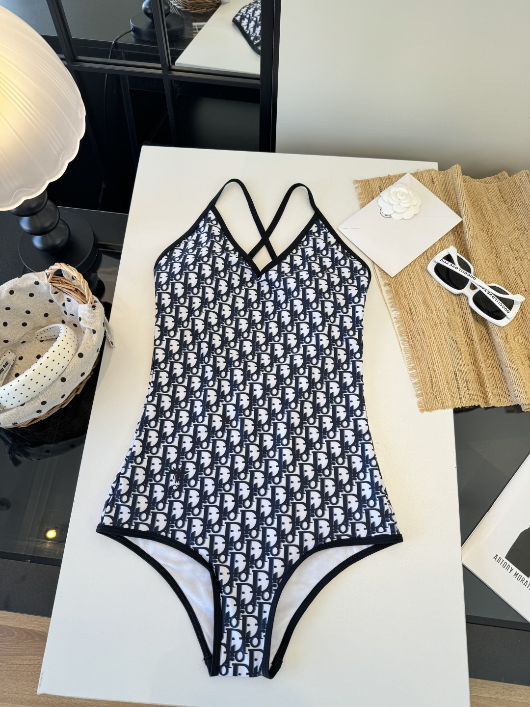 。Dior迪奥长袖连体防晒泳衣，收腰显瘦显腿长！超nice 平时可以配牛仔裤、短裤当连体衣穿！S M L