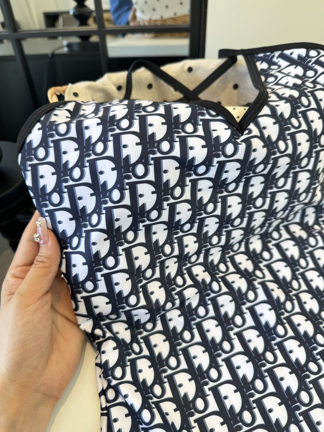 。Dior迪奥长袖连体防晒泳衣，收腰显瘦显腿长！超nice 平时可以配牛仔裤、短裤当连体衣穿！S M L