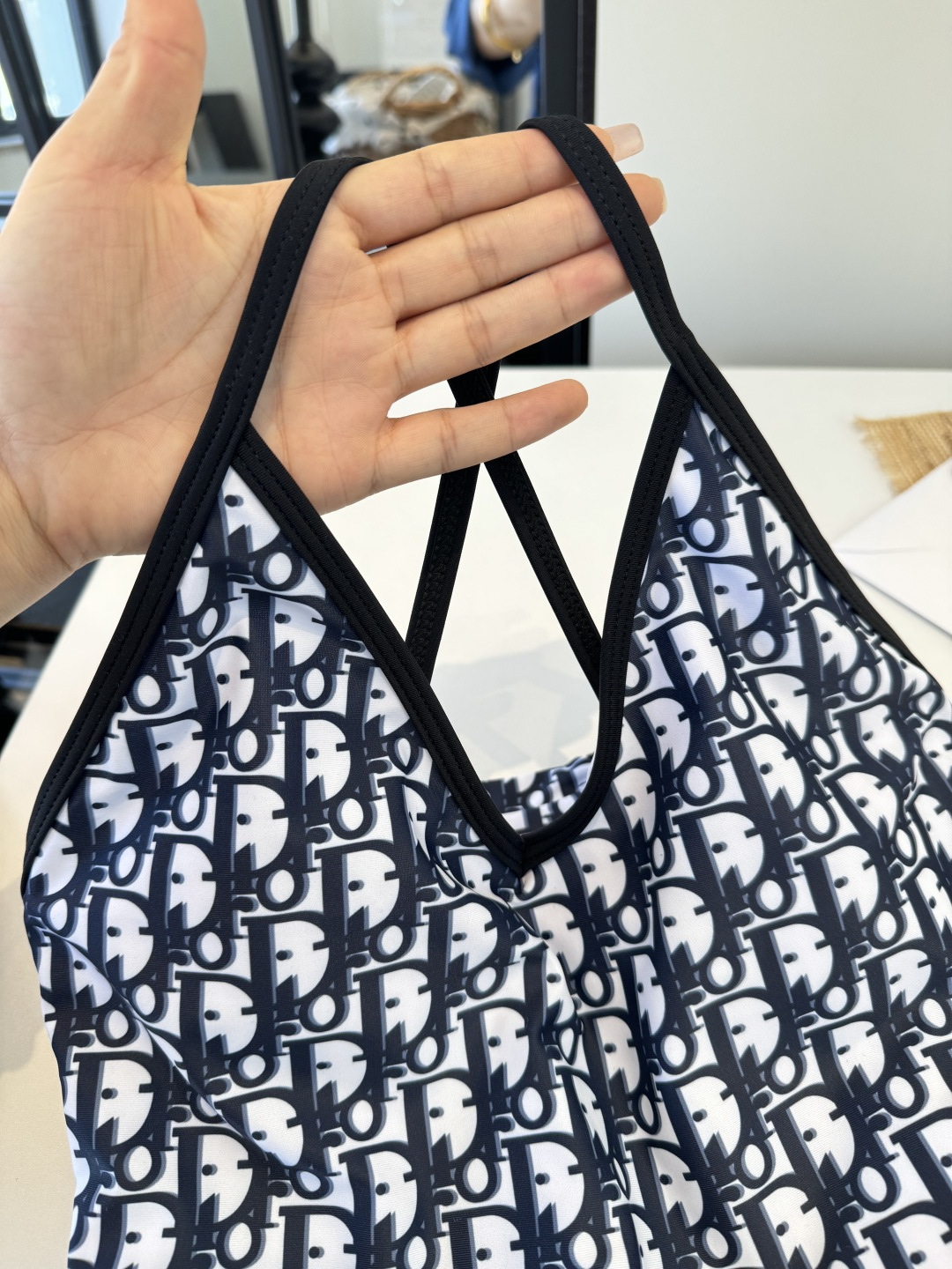 。Dior迪奥长袖连体防晒泳衣，收腰显瘦显腿长！超nice 平时可以配牛仔裤、短裤当连体衣穿！S M L