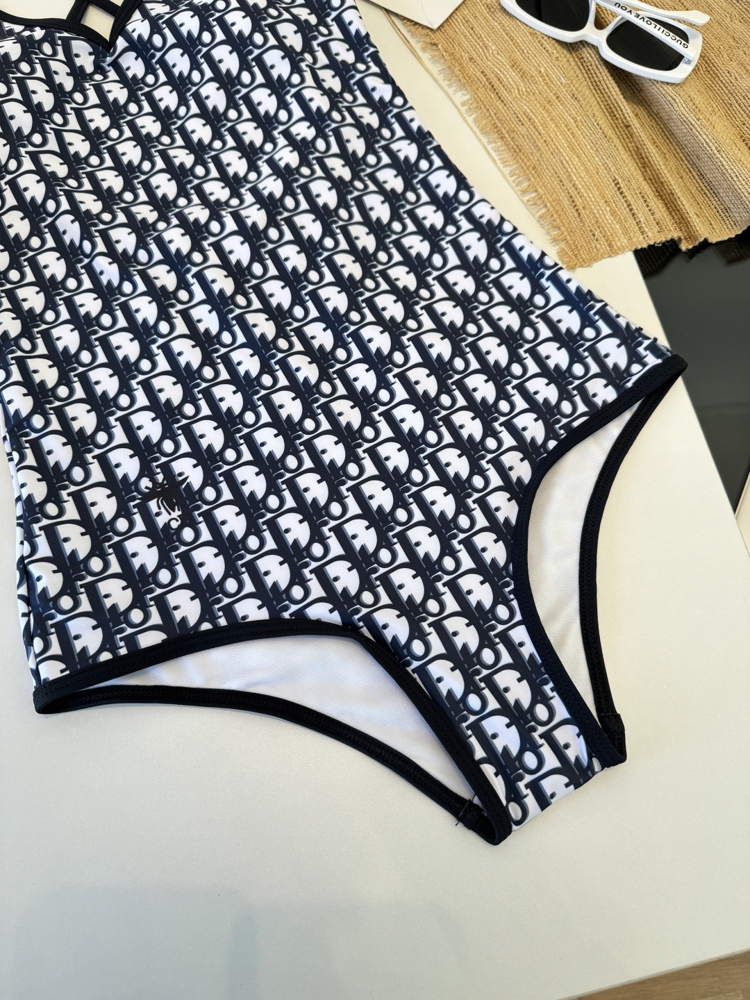 。Dior迪奥长袖连体防晒泳衣，收腰显瘦显腿长！超nice 平时可以配牛仔裤、短裤当连体衣穿！S M L