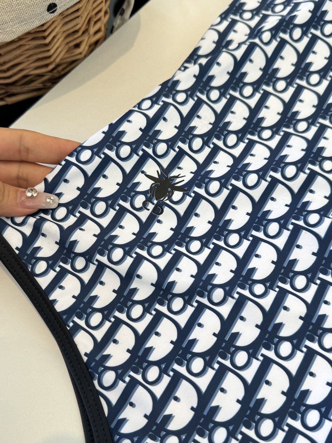 。Dior迪奥长袖连体防晒泳衣，收腰显瘦显腿长！超nice 平时可以配牛仔裤、短裤当连体衣穿！S M L