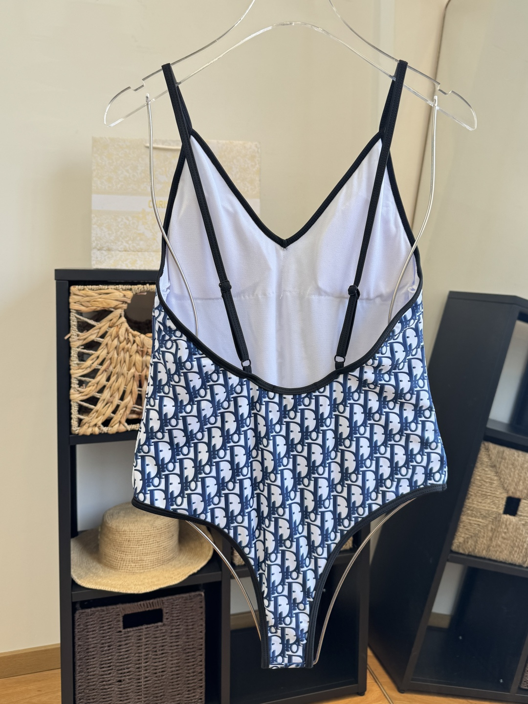 。Dior迪奥长袖连体防晒泳衣，收腰显瘦显腿长！超nice 平时可以配牛仔裤、短裤当连体衣穿！S M L