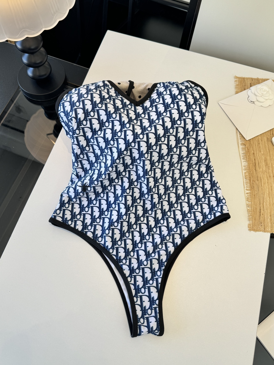 。Dior迪奥长袖连体防晒泳衣，收腰显瘦显腿长！超nice 平时可以配牛仔裤、短裤当连体衣穿！S M L