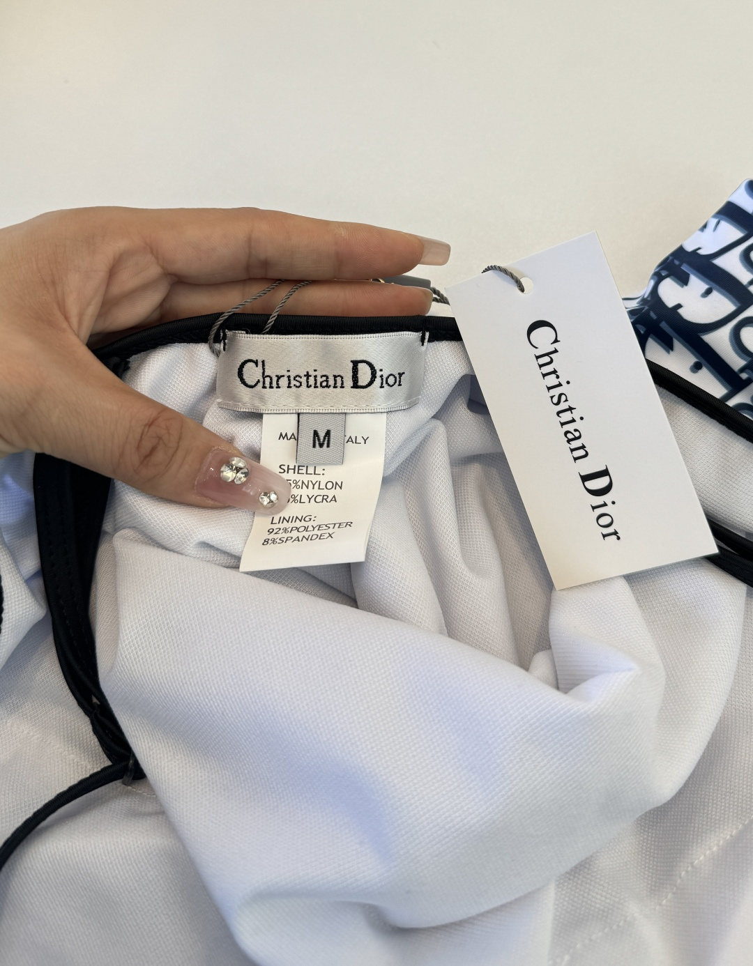 。Dior迪奥长袖连体防晒泳衣，收腰显瘦显腿长！超nice 平时可以配牛仔裤、短裤当连体衣穿！S M L