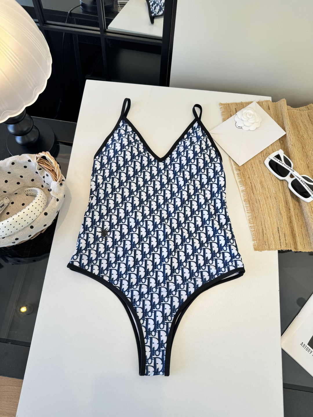 。Dior迪奥长袖连体防晒泳衣，收腰显瘦显腿长！超nice 平时可以配牛仔裤、短裤当连体衣穿！S M L