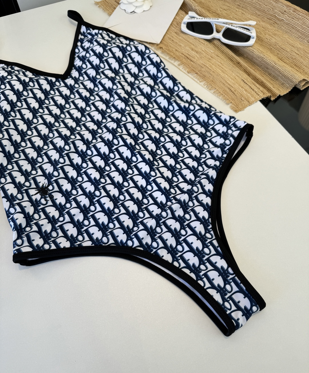 。Dior迪奥长袖连体防晒泳衣，收腰显瘦显腿长！超nice 平时可以配牛仔裤、短裤当连体衣穿！S M L