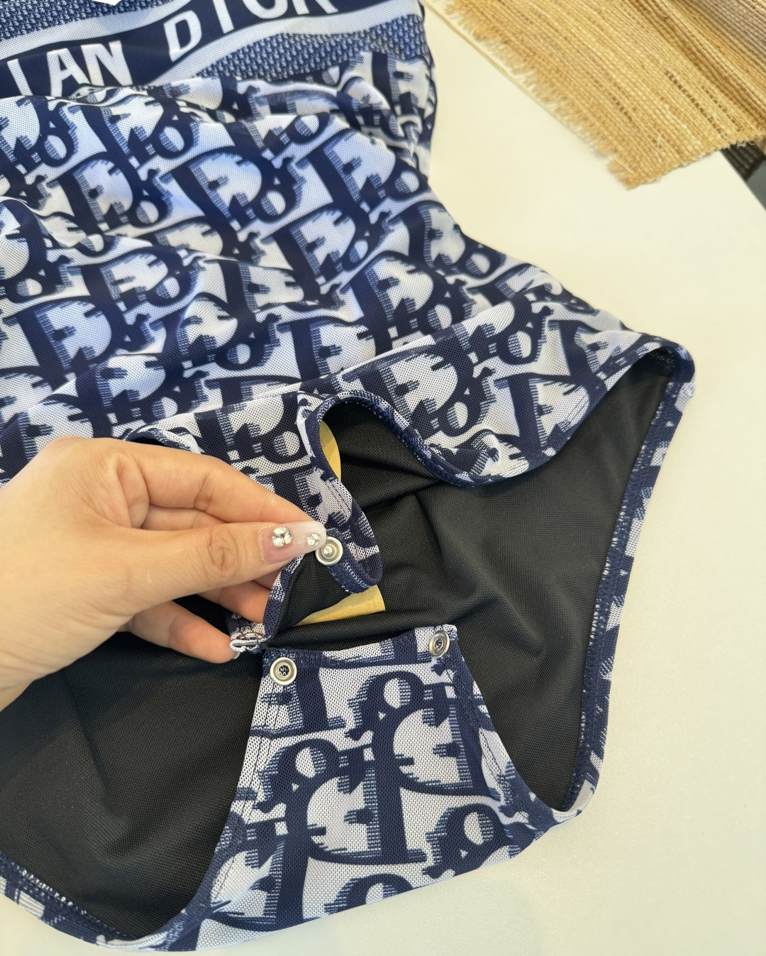 。Dior迪奥年新款潜水服，小心机泳衣，个性十足，超显水蛇腰，出游必备SM L XL