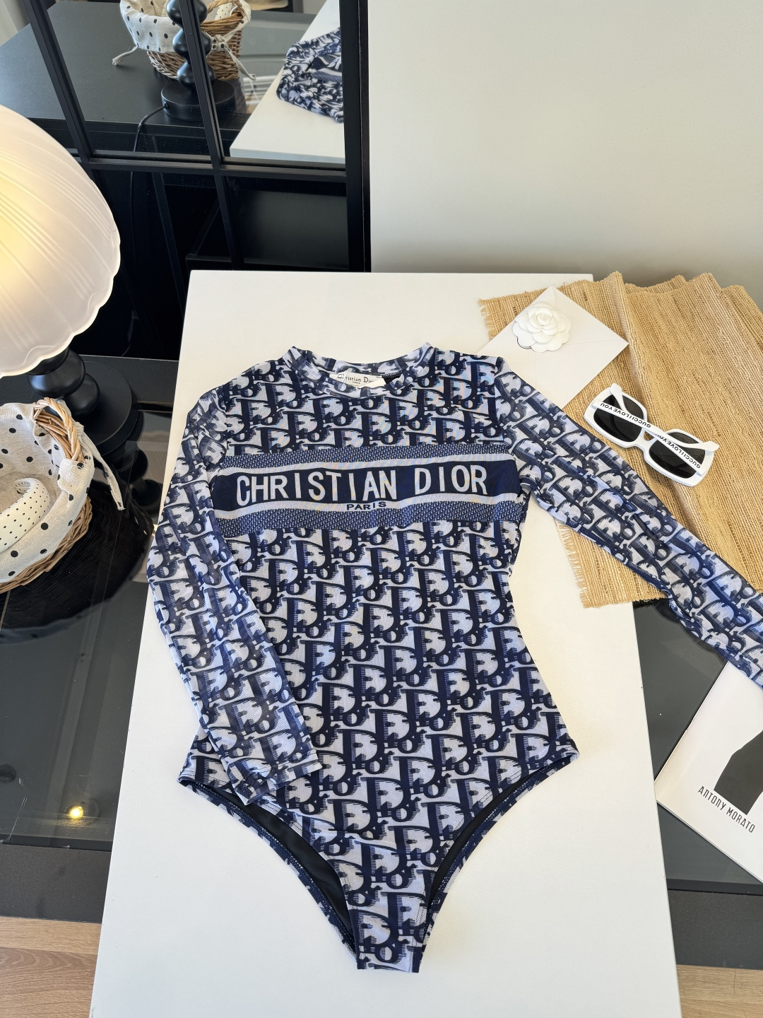 。Dior迪奥年新款潜水服，小心机泳衣，个性十足，超显水蛇腰，出游必备SM L XL