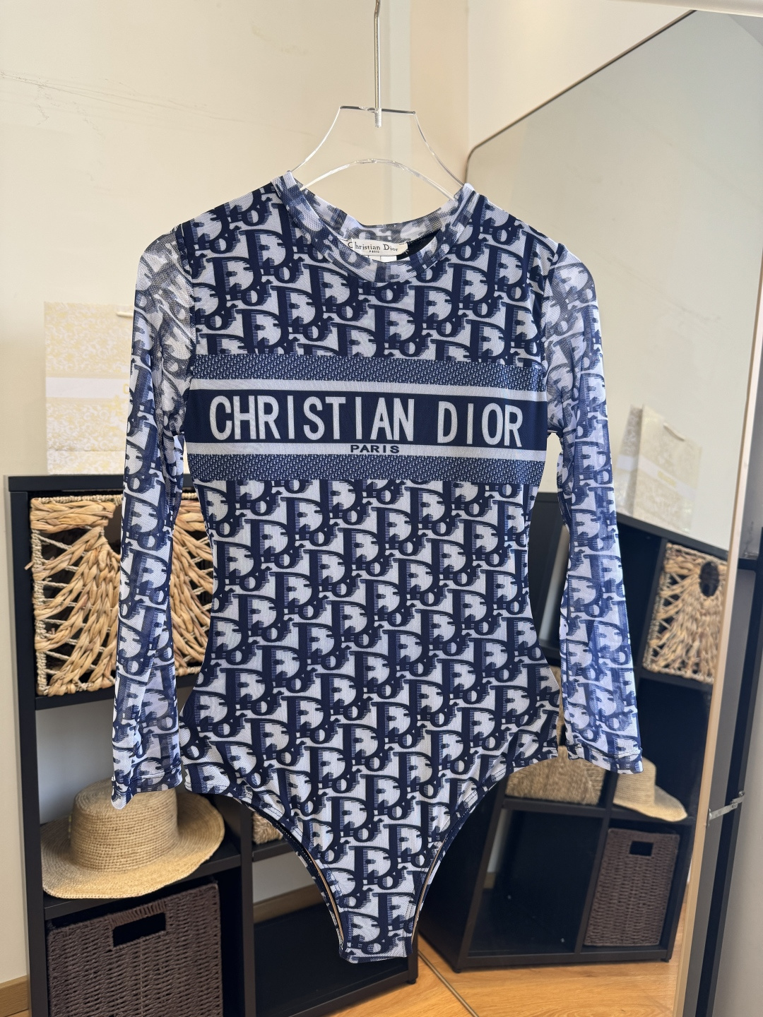 。Dior迪奥年新款潜水服，小心机泳衣，个性十足，超显水蛇腰，出游必备SM L XL