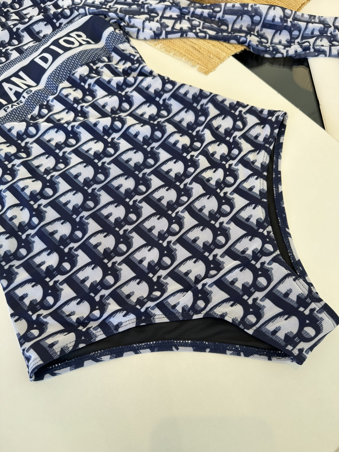 。Dior迪奥年新款潜水服，小心机泳衣，个性十足，超显水蛇腰，出游必备SM L XL