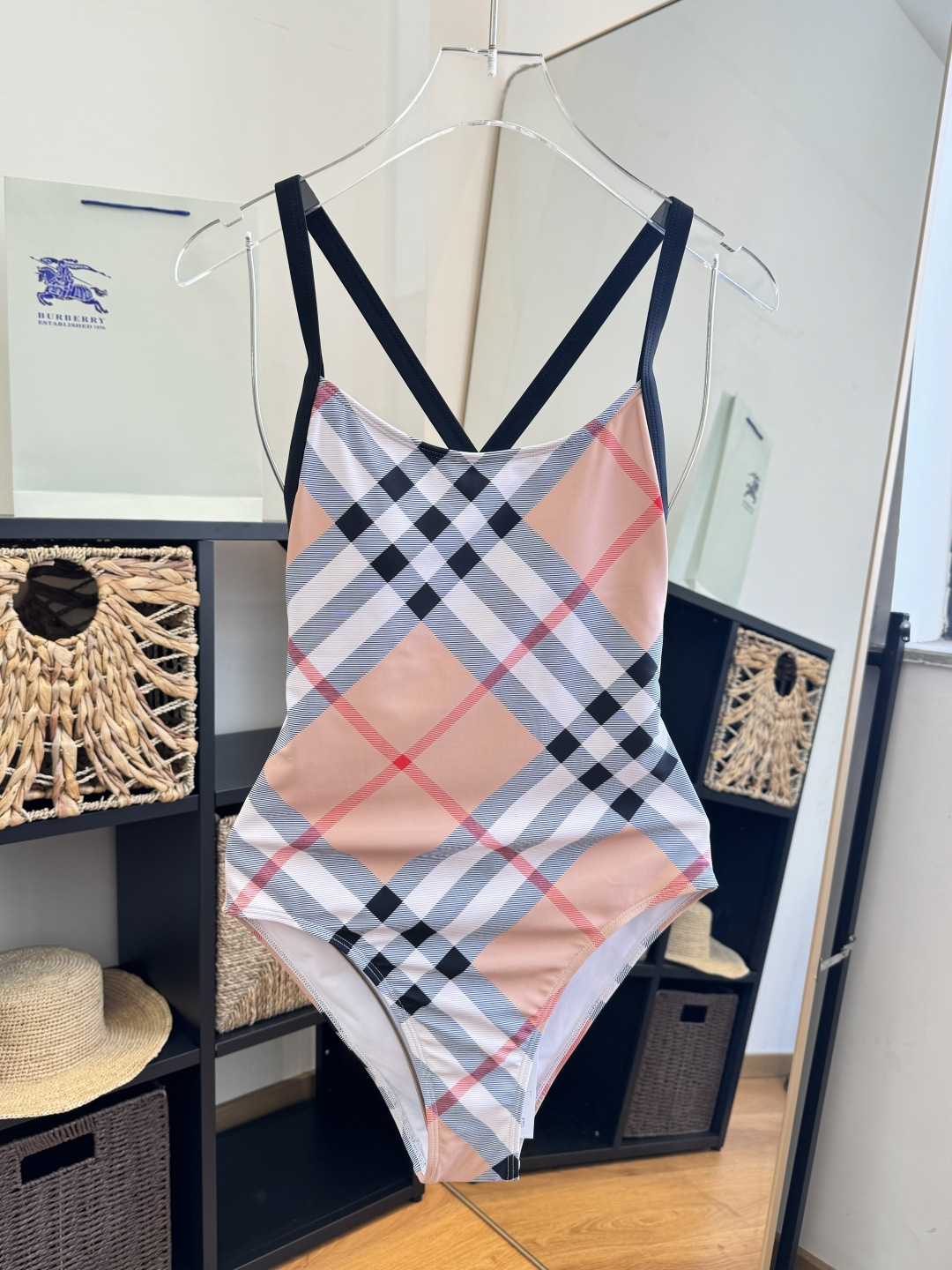 。巴宝莉Burberry新款潜水服，小心机泳衣，个性十足，超显水蛇腰，出游必备SM L XL