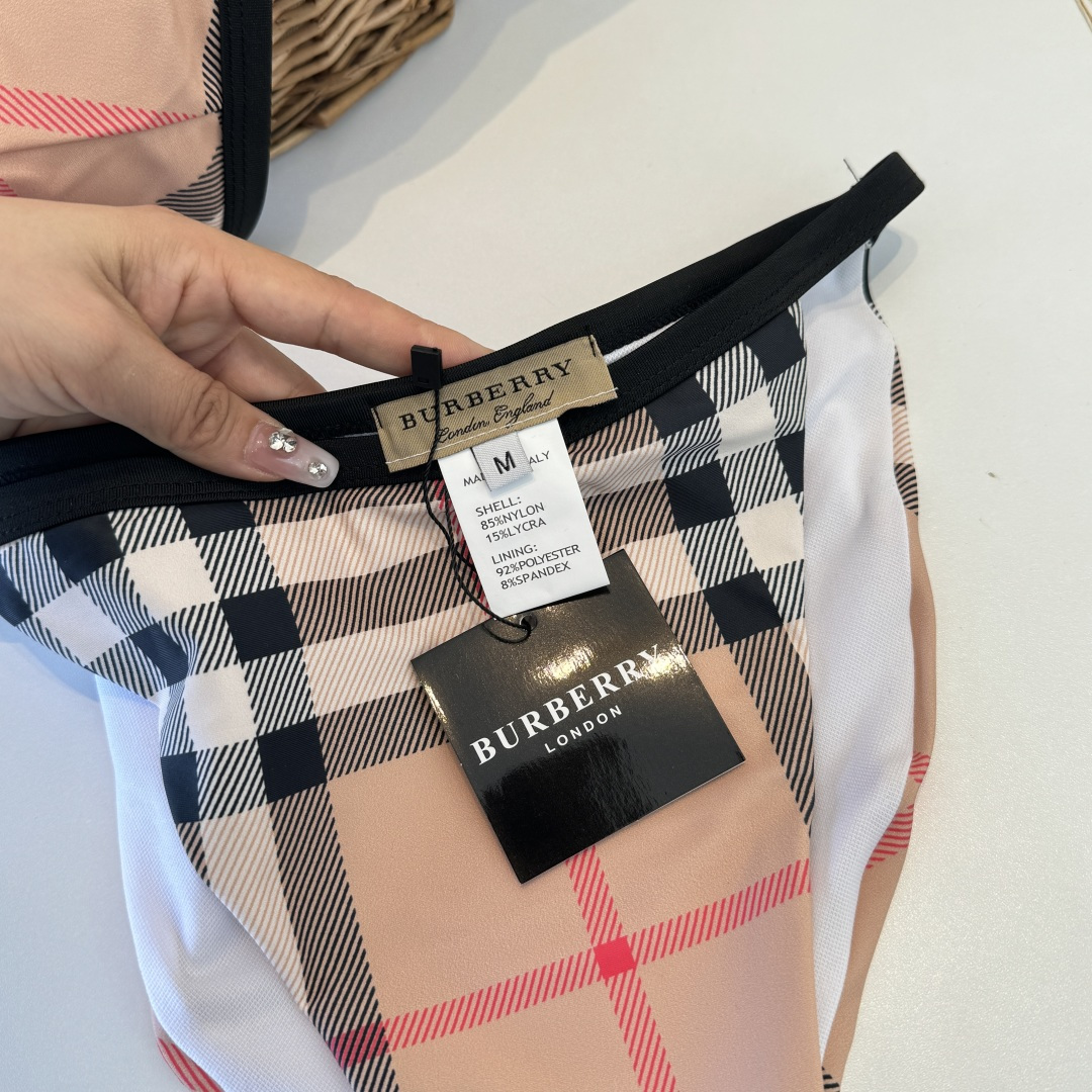 。巴宝莉Burberry新款分体比基尼👙个性十足，超显水蛇腰，出游必备SM L XL