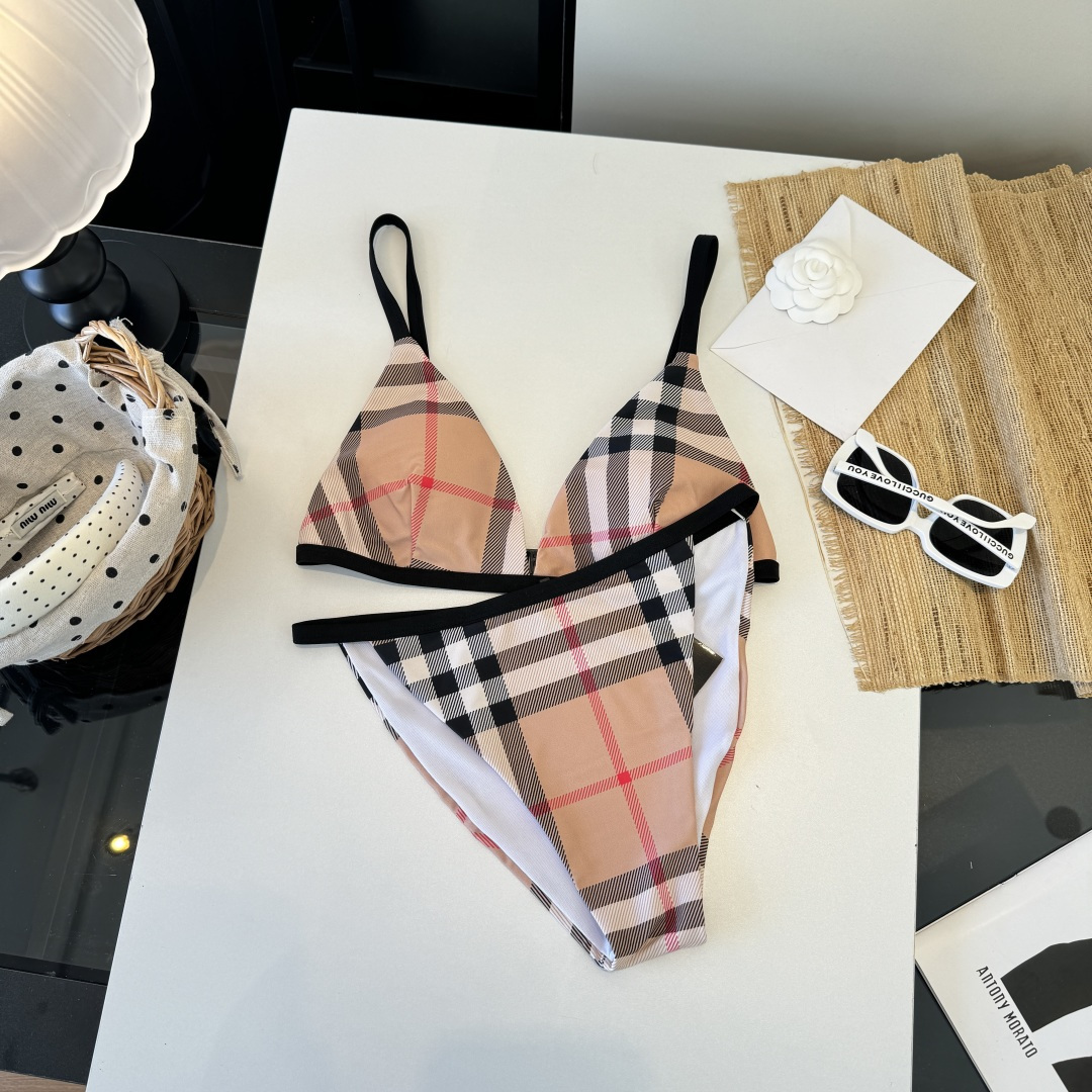 。巴宝莉Burberry新款分体比基尼👙个性十足，超显水蛇腰，出游必备SM L XL