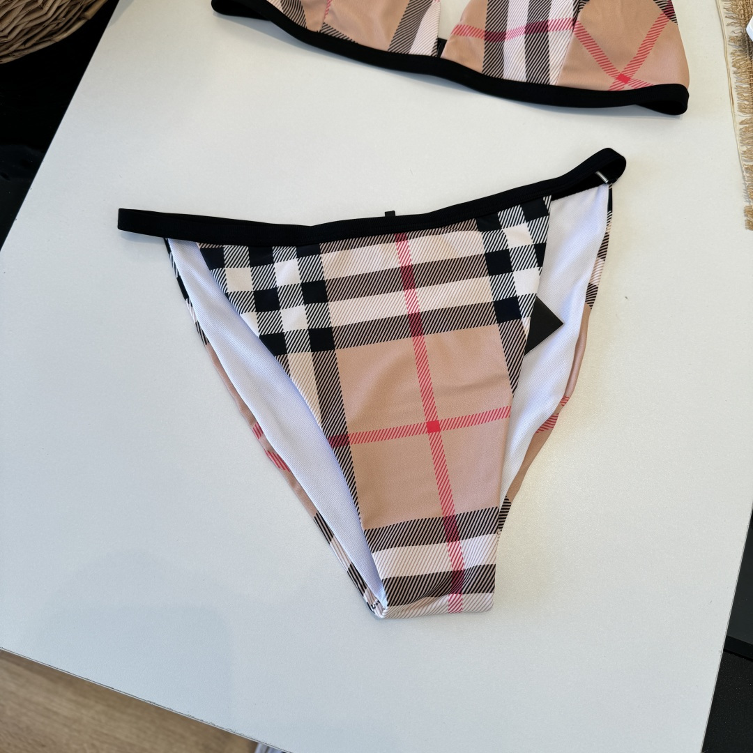 。巴宝莉Burberry新款分体比基尼👙个性十足，超显水蛇腰，出游必备SM L XL