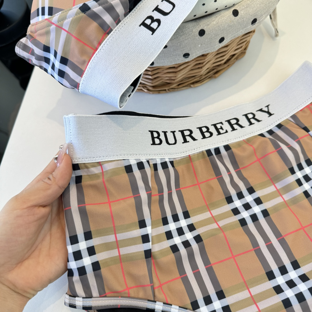 。巴宝莉Burberry新款分体比基尼👙个性十足，超显水蛇腰，出游必备SM L XL