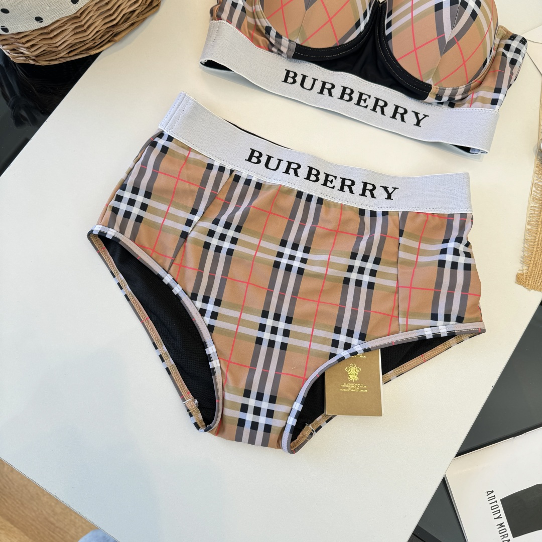 。巴宝莉Burberry新款分体比基尼👙个性十足，超显水蛇腰，出游必备SM L XL