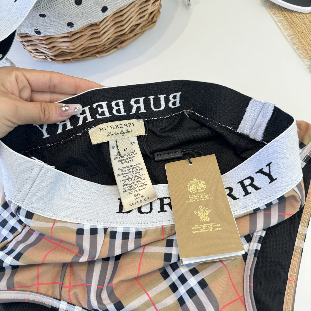 。巴宝莉Burberry新款分体比基尼👙个性十足，超显水蛇腰，出游必备SM L XL