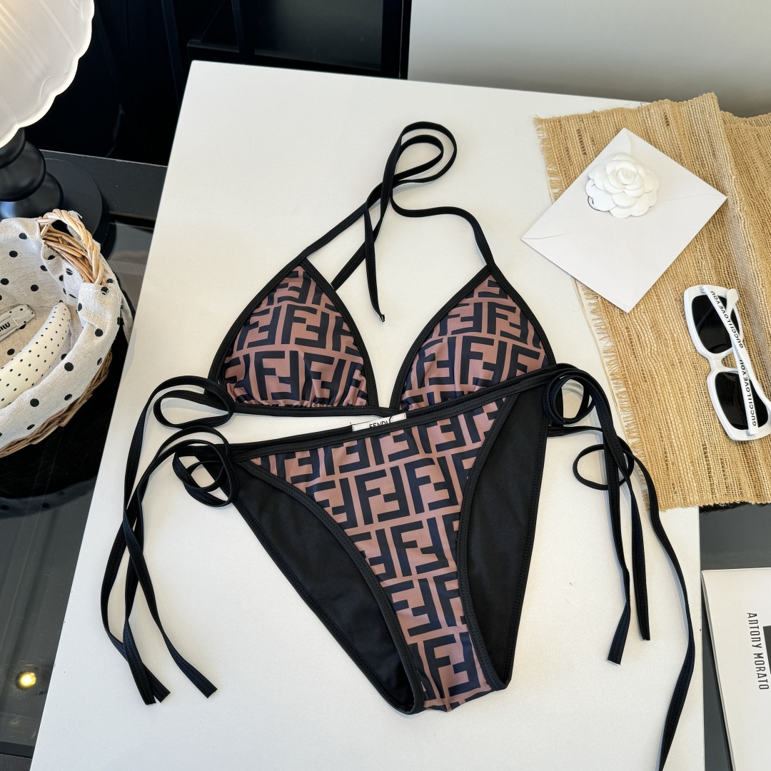 。FD芬迪比基尼👙 上身超级棒！同步各大专柜发售，自然而然呈现时尚感！十分减龄，具有年轻活力。 码数：S