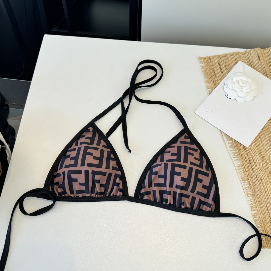 。FD芬迪比基尼👙 上身超级棒！同步各大专柜发售，自然而然呈现时尚感！十分减龄，具有年轻活力。 码数：S