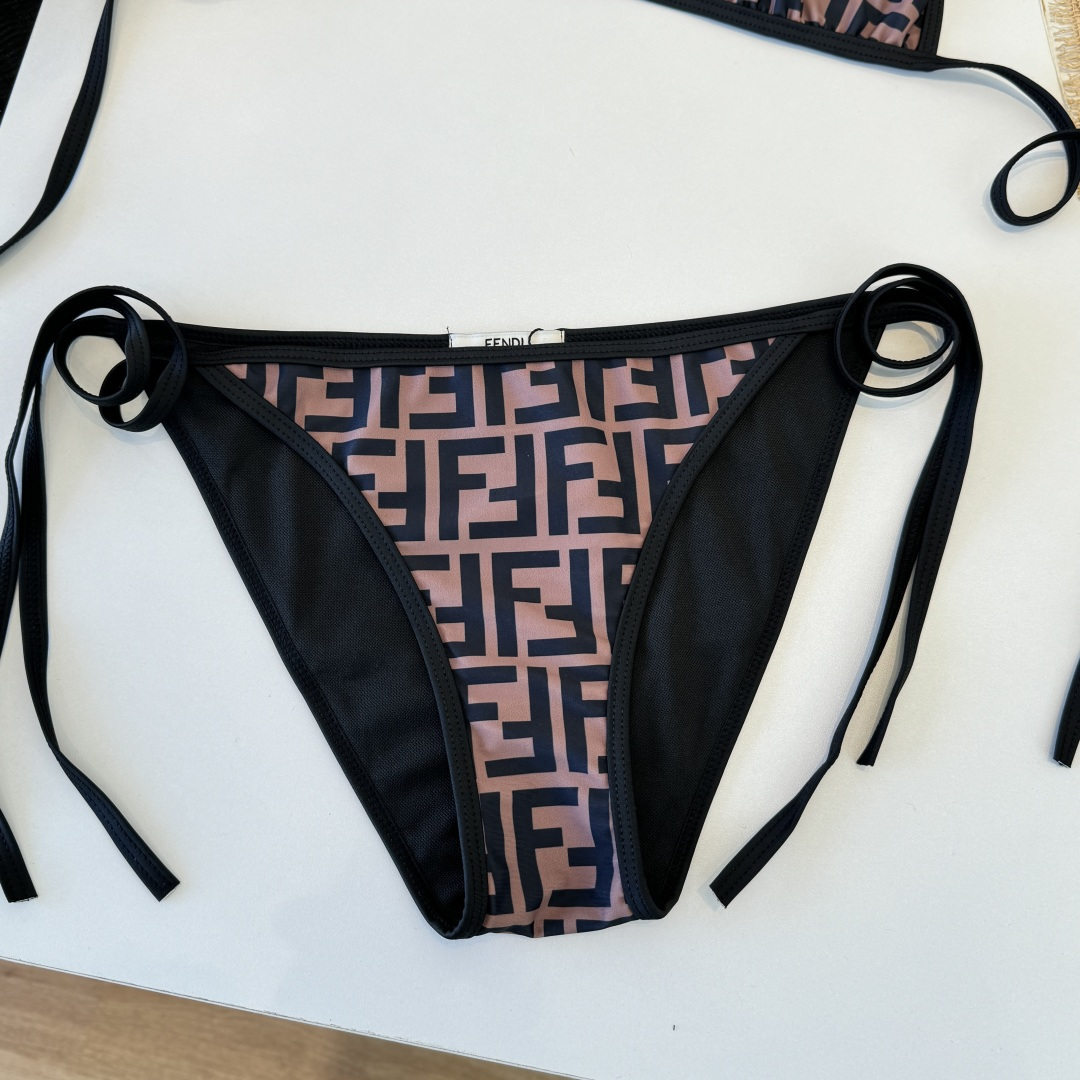 。FD芬迪比基尼👙 上身超级棒！同步各大专柜发售，自然而然呈现时尚感！十分减龄，具有年轻活力。 码数：S