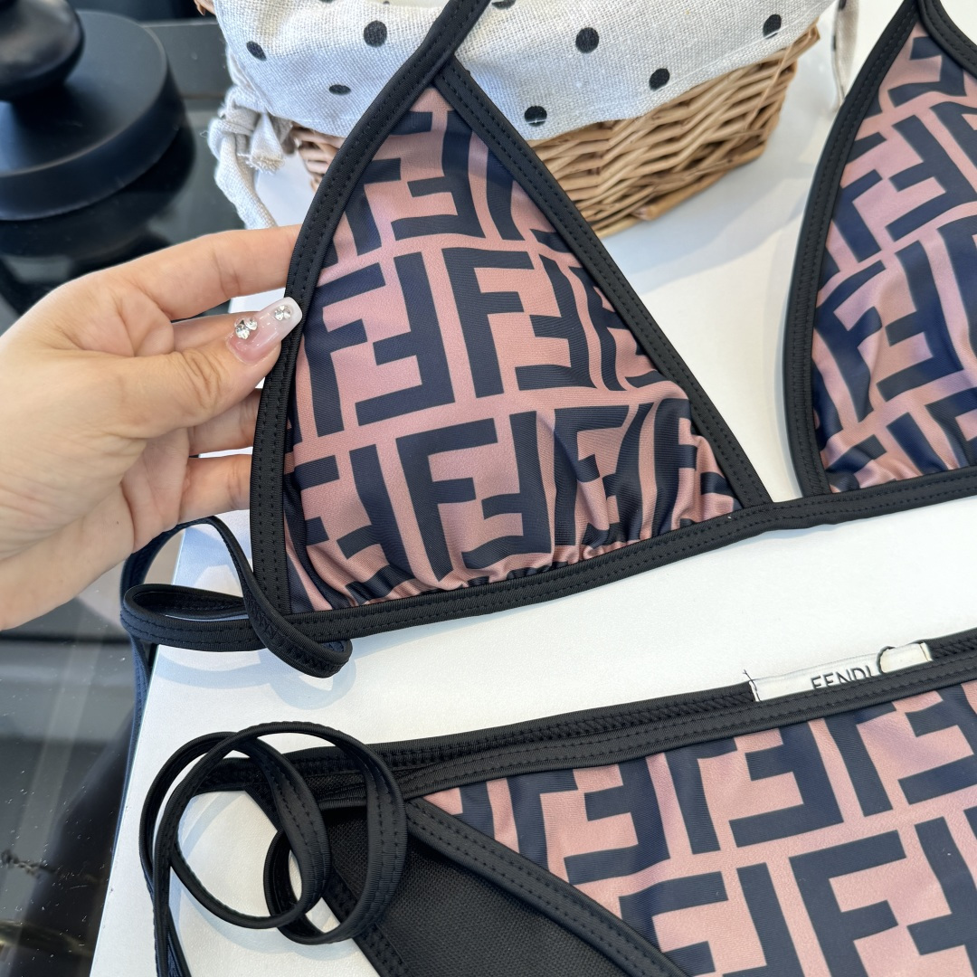 。FD芬迪比基尼👙 上身超级棒！同步各大专柜发售，自然而然呈现时尚感！十分减龄，具有年轻活力。 码数：S