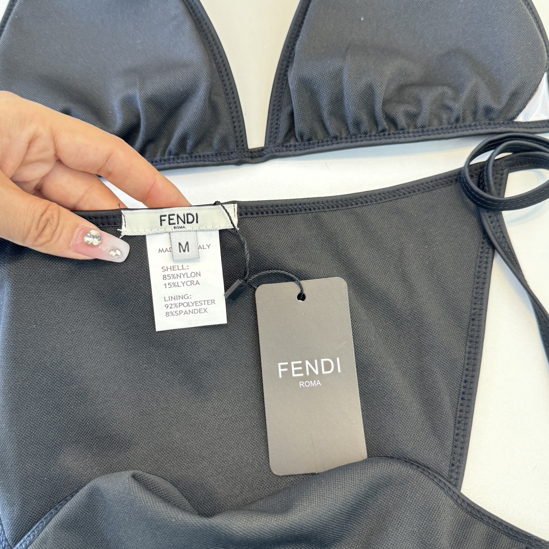 。FD芬迪比基尼👙 上身超级棒！同步各大专柜发售，自然而然呈现时尚感！十分减龄，具有年轻活力。 码数：S