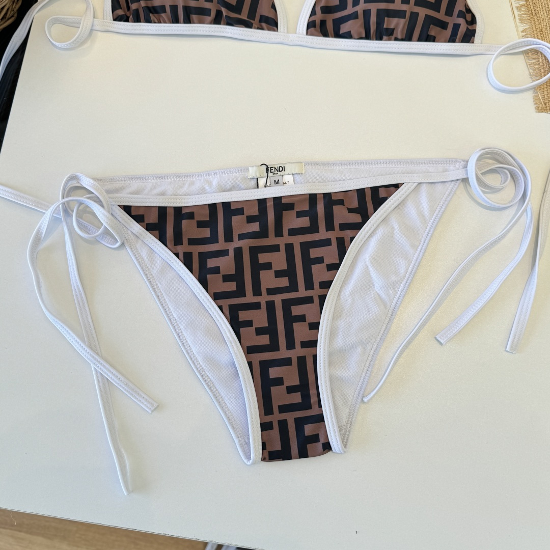 。FD芬迪比基尼👙 上身超级棒！同步各大专柜发售，自然而然呈现时尚感！十分减龄，具有年轻活力。 码数：S