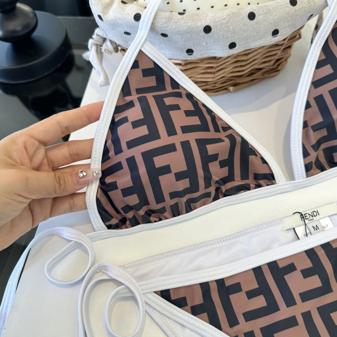 。FD芬迪比基尼👙 上身超级棒！同步各大专柜发售，自然而然呈现时尚感！十分减龄，具有年轻活力。 码数：S