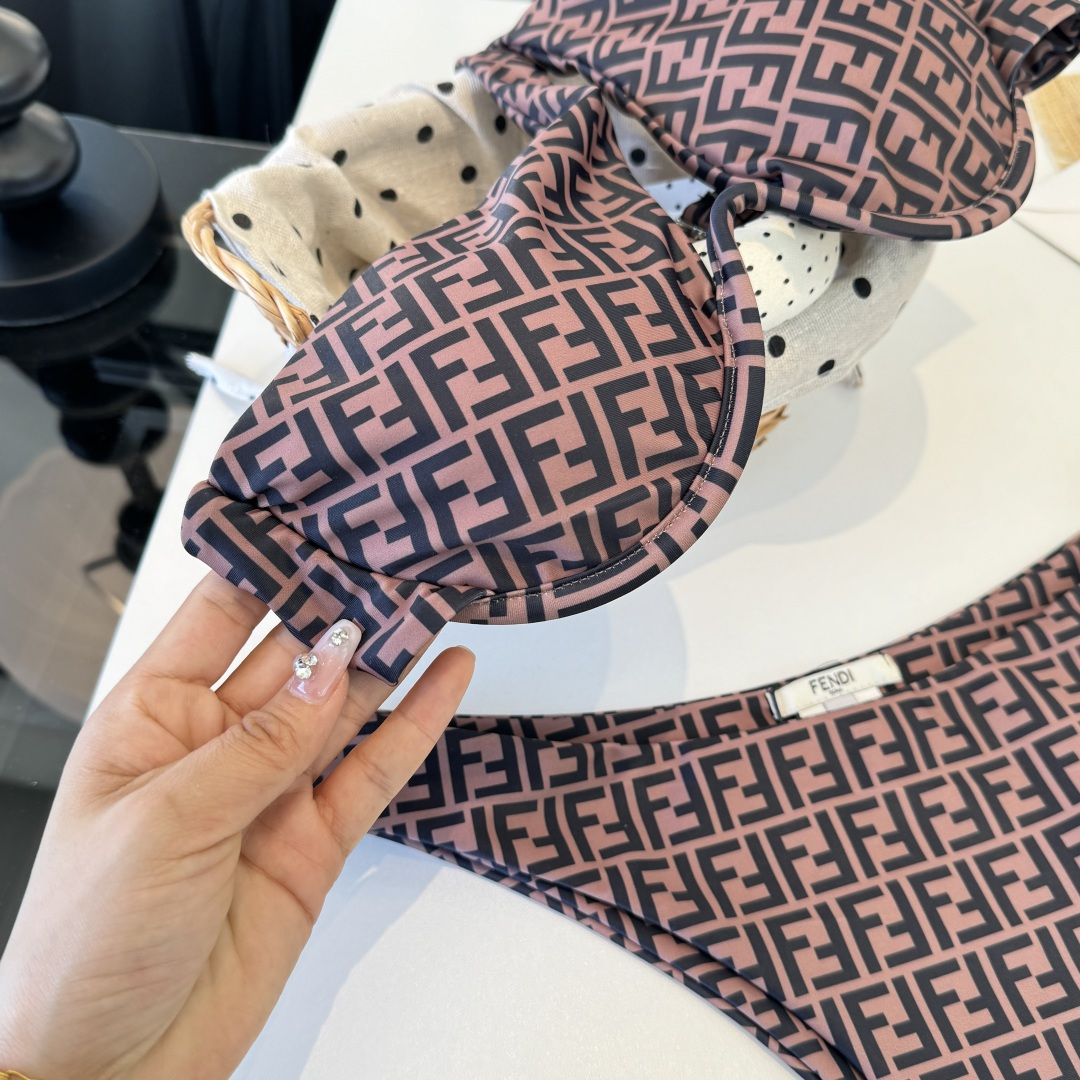 。FD芬迪比基尼👙 上身超级棒！同步各大专柜发售，自然而然呈现时尚感！十分减龄，具有年轻活力。 码数：S