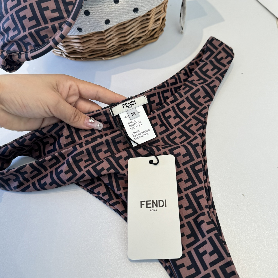 。FD芬迪比基尼👙 上身超级棒！同步各大专柜发售，自然而然呈现时尚感！十分减龄，具有年轻活力。 码数：S