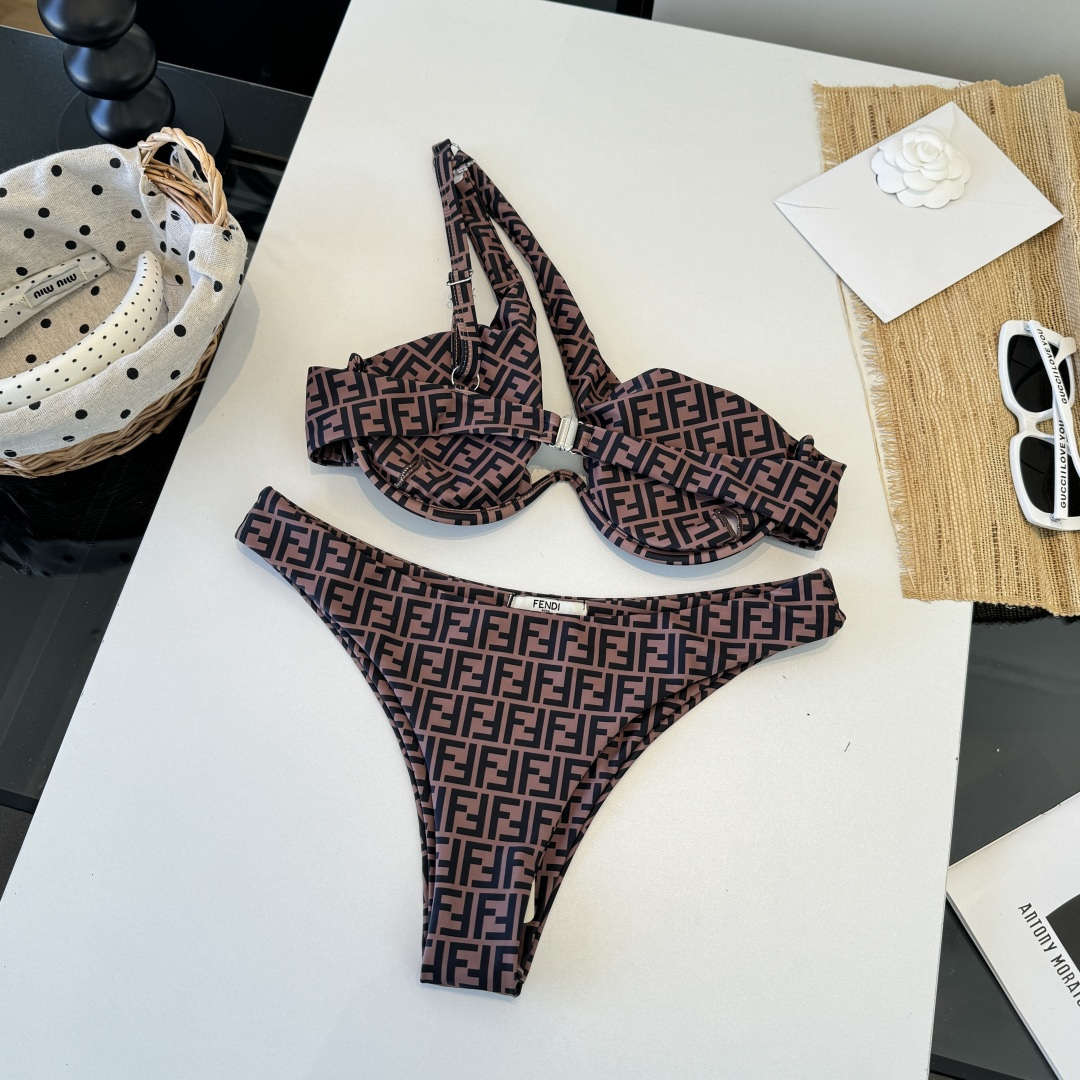 。FD芬迪比基尼👙 上身超级棒！同步各大专柜发售，自然而然呈现时尚感！十分减龄，具有年轻活力。 码数：S
