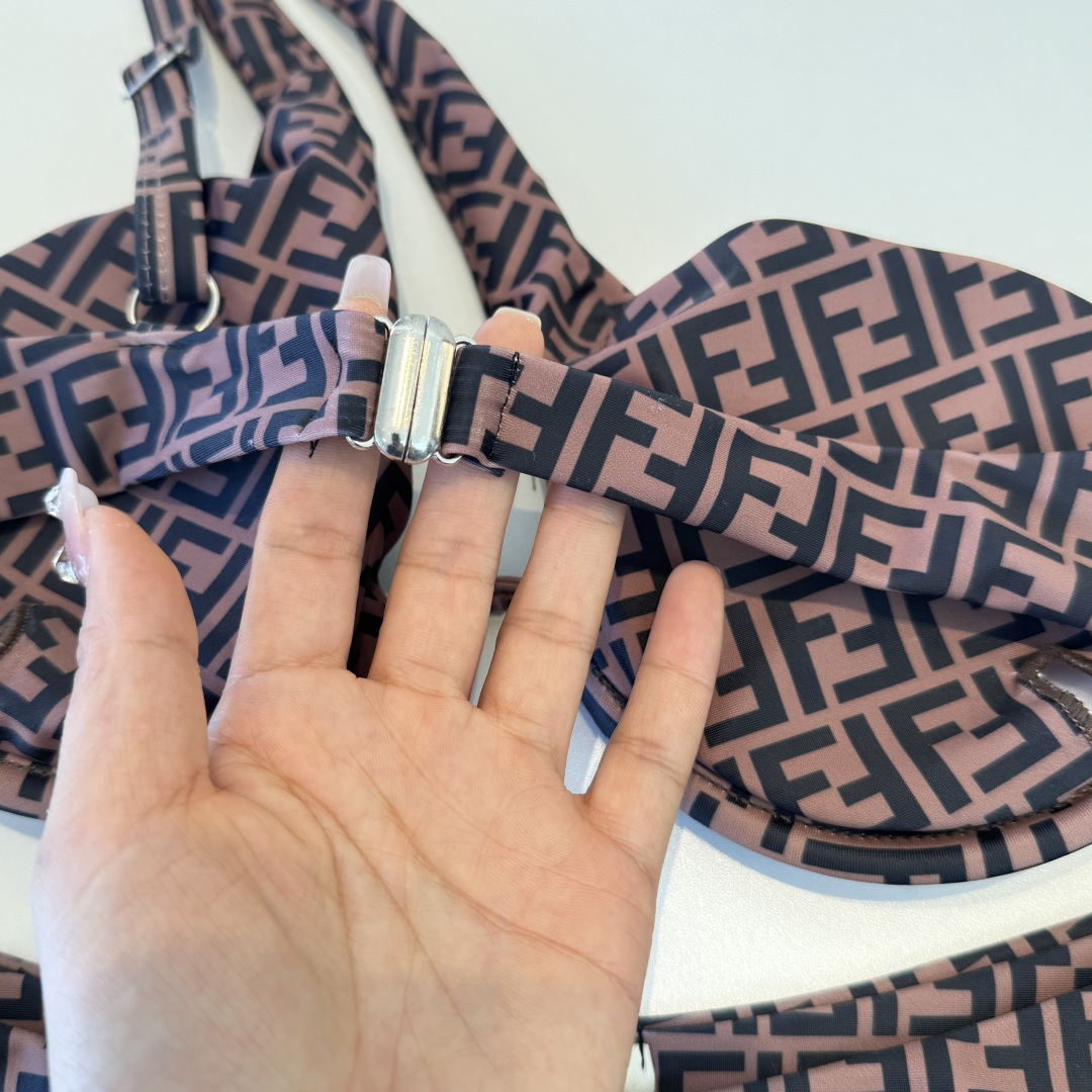 。FD芬迪比基尼👙 上身超级棒！同步各大专柜发售，自然而然呈现时尚感！十分减龄，具有年轻活力。 码数：S