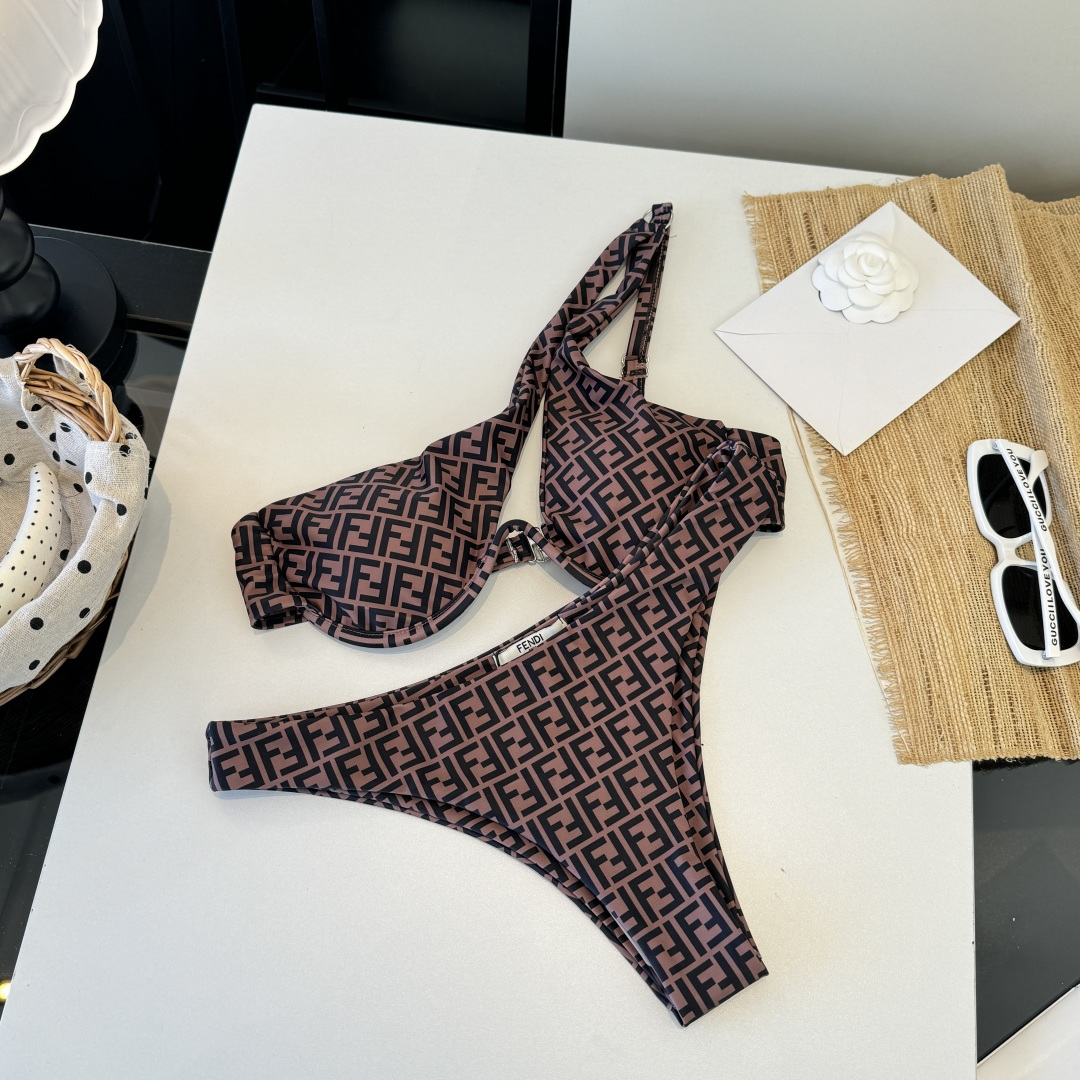 。FD芬迪比基尼👙 上身超级棒！同步各大专柜发售，自然而然呈现时尚感！十分减龄，具有年轻活力。 码数：S