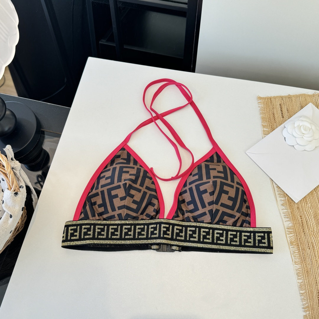 。FD芬迪比基尼👙 上身超级棒！同步各大专柜发售，自然而然呈现时尚感！十分减龄，具有年轻活力。 码数：S