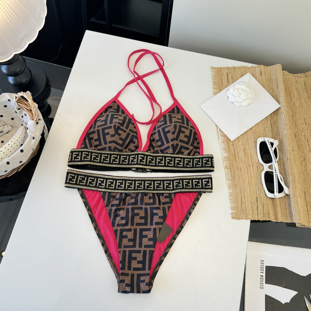 。FD芬迪比基尼👙 上身超级棒！同步各大专柜发售，自然而然呈现时尚感！十分减龄，具有年轻活力。 码数：S