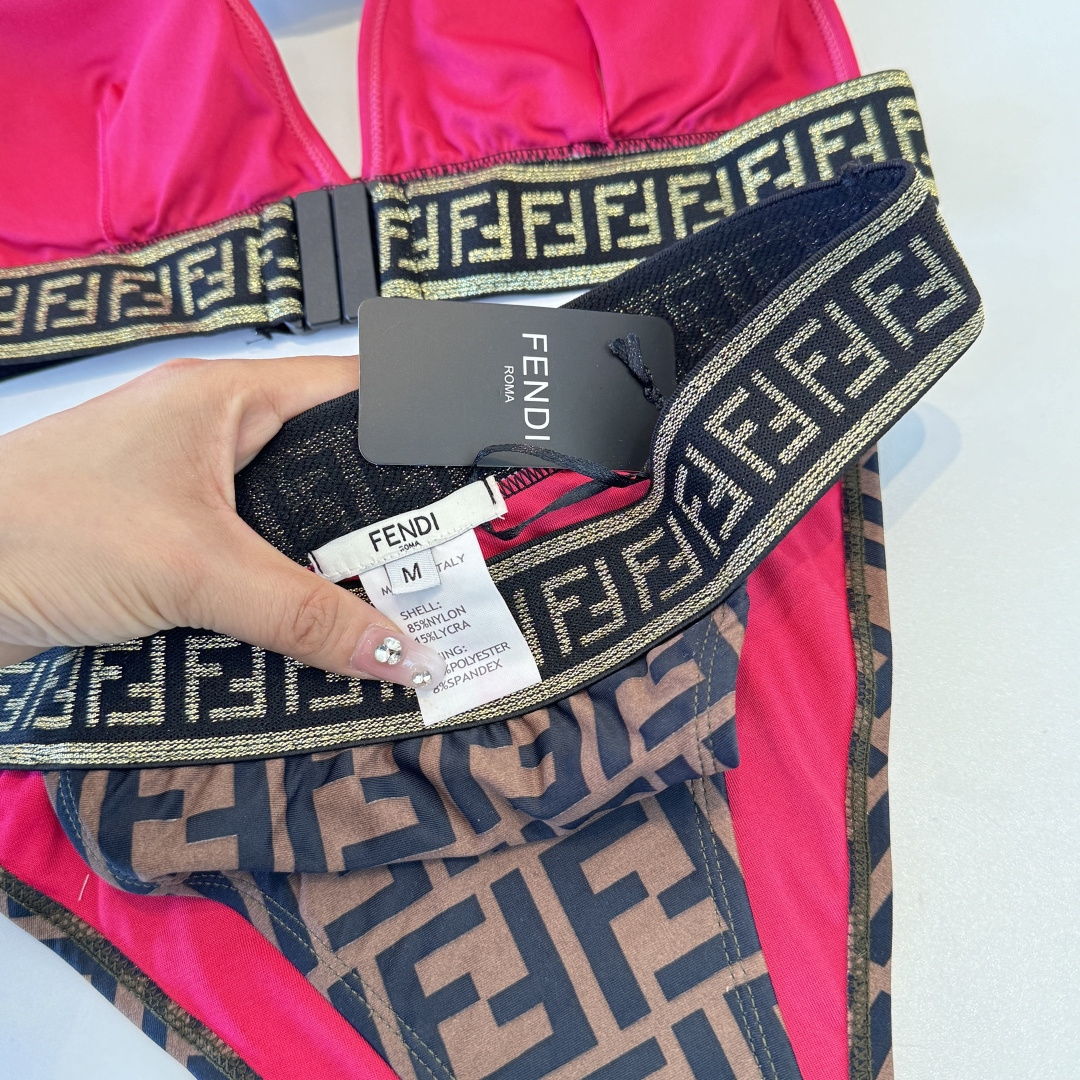 。FD芬迪比基尼👙 上身超级棒！同步各大专柜发售，自然而然呈现时尚感！十分减龄，具有年轻活力。 码数：S