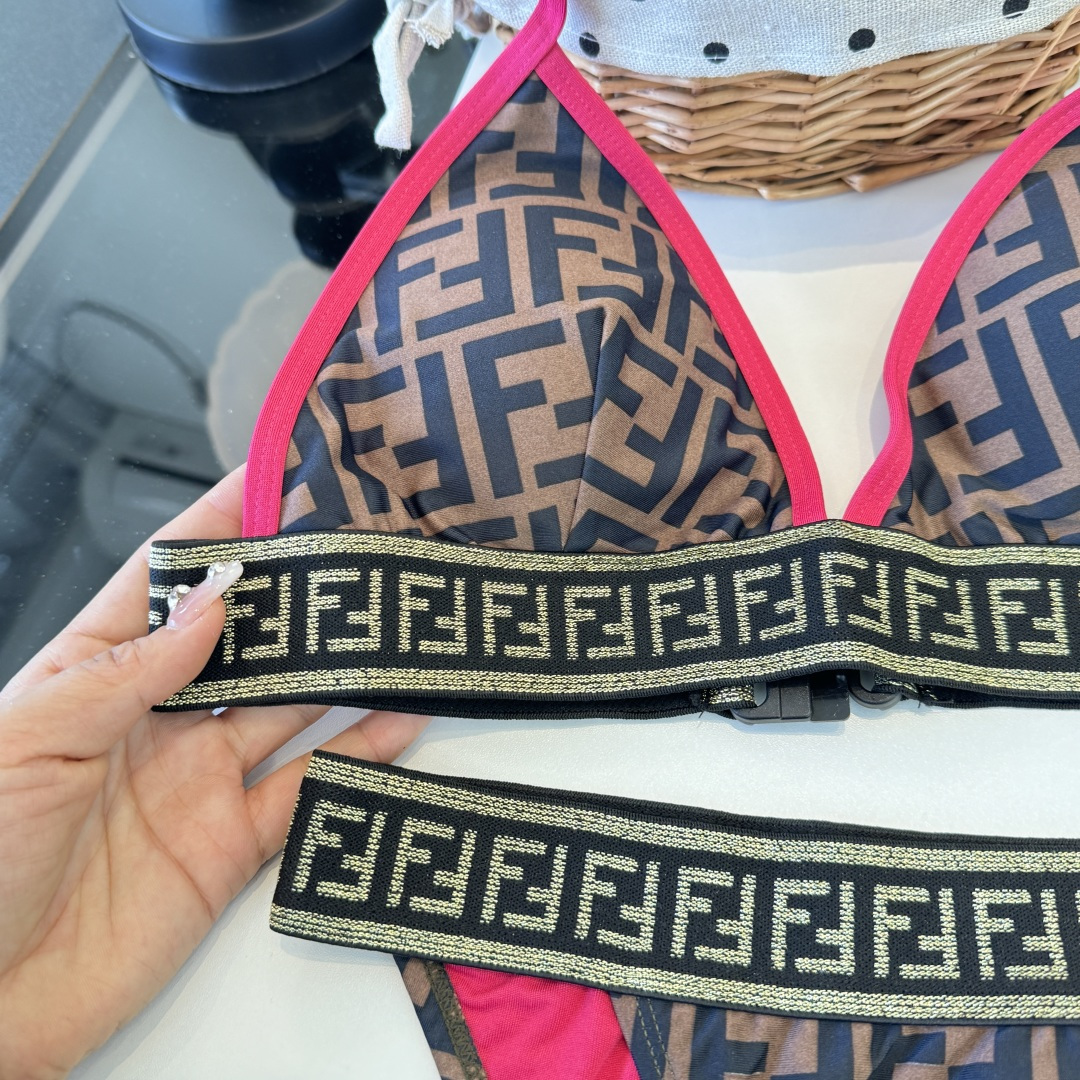 。FD芬迪比基尼👙 上身超级棒！同步各大专柜发售，自然而然呈现时尚感！十分减龄，具有年轻活力。 码数：S