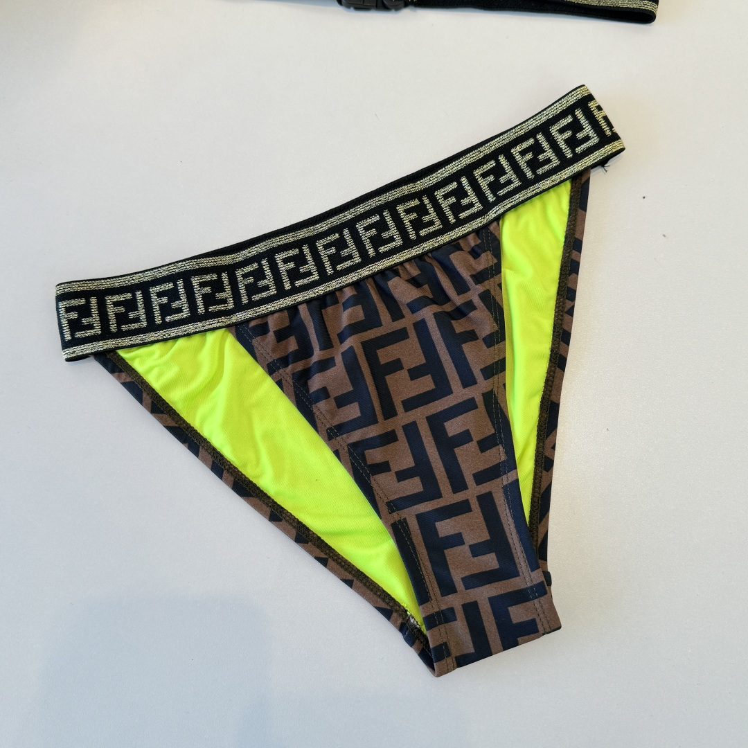 。FD芬迪比基尼👙 上身超级棒！同步各大专柜发售，自然而然呈现时尚感！十分减龄，具有年轻活力。 码数：S