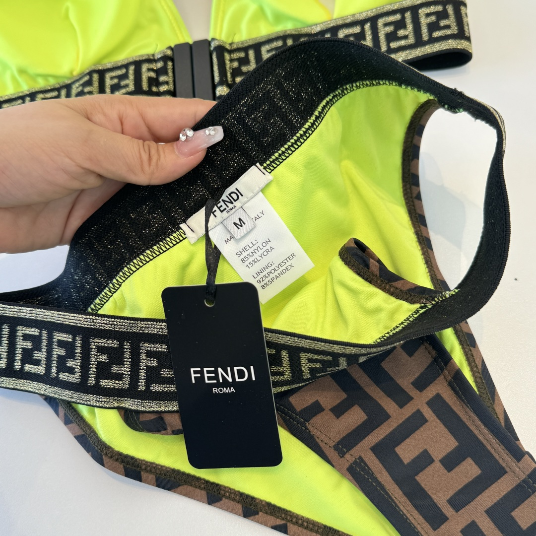 。FD芬迪比基尼👙 上身超级棒！同步各大专柜发售，自然而然呈现时尚感！十分减龄，具有年轻活力。 码数：S