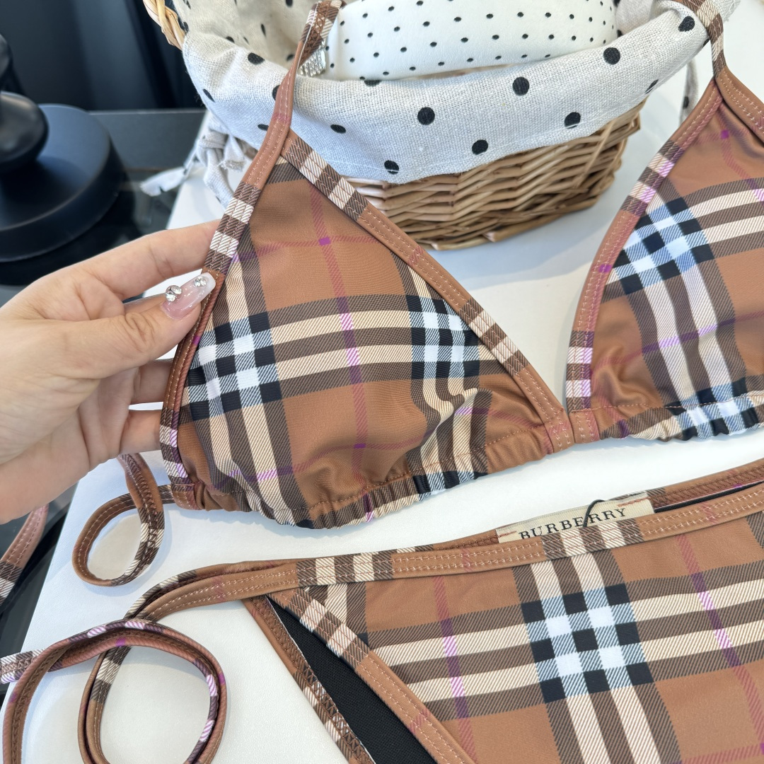 。巴宝莉Burberry比基尼👙 上身超级棒！同步各大专柜发售，自然而然呈现时尚感！十分减龄，具有年轻活