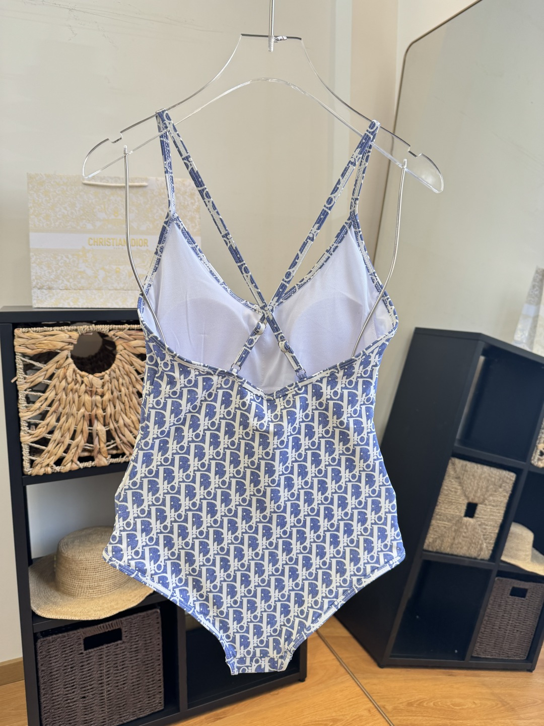 。Dior迪奥新连体比基尼👙泳衣，个性十足，超显水蛇腰，出游必备SM L XL