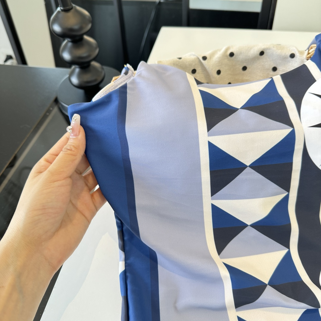 。罗意威LOEWE新款连体比基尼泳衣👙❤️😍🥰适合多种场景的游泳衣🏊‍♀️海边 游泳池 温泉 水上乐园 