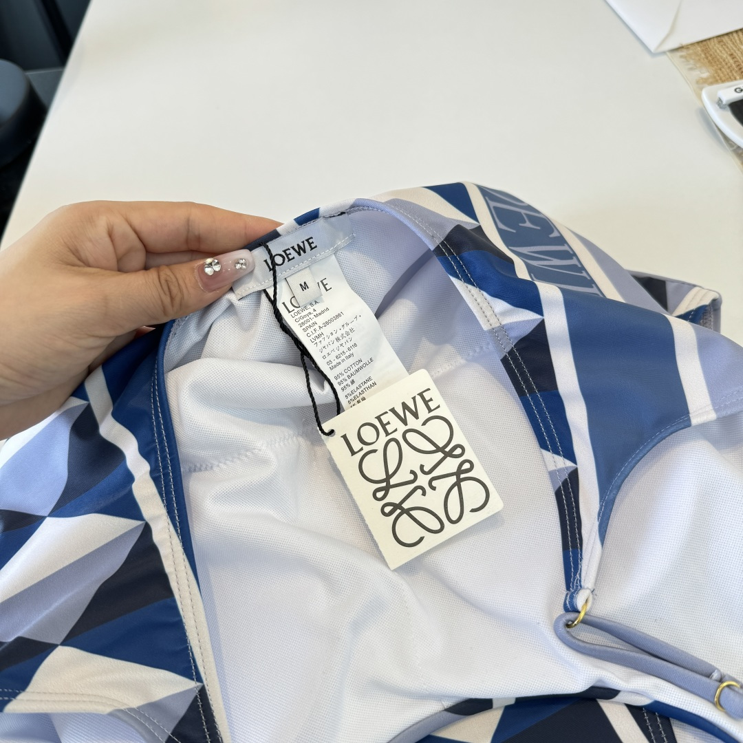 。罗意威LOEWE新款连体比基尼泳衣👙❤️😍🥰适合多种场景的游泳衣🏊‍♀️海边 游泳池 温泉 水上乐园 