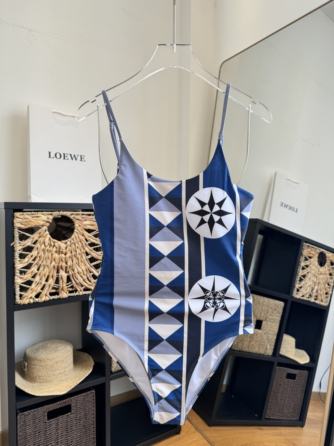 。罗意威LOEWE新款连体比基尼泳衣👙❤️😍🥰适合多种场景的游泳衣🏊‍♀️海边 游泳池 温泉 水上乐园 