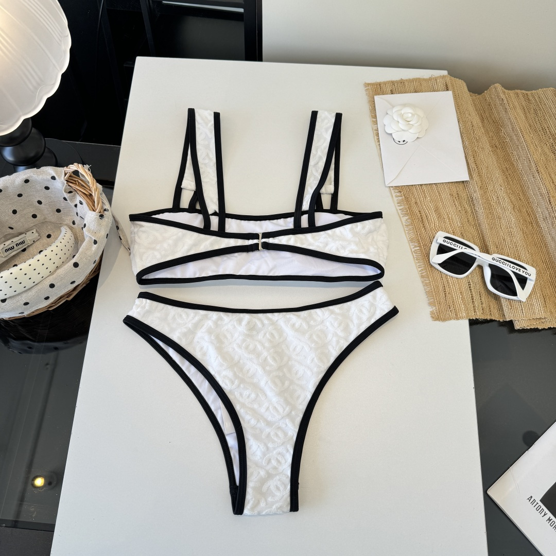 。Chanel香奈儿新款比基尼泳衣👙❤️😍🥰适合多种场景的游泳衣🏊‍♀️海边 游泳池 温泉 水上乐园 漂