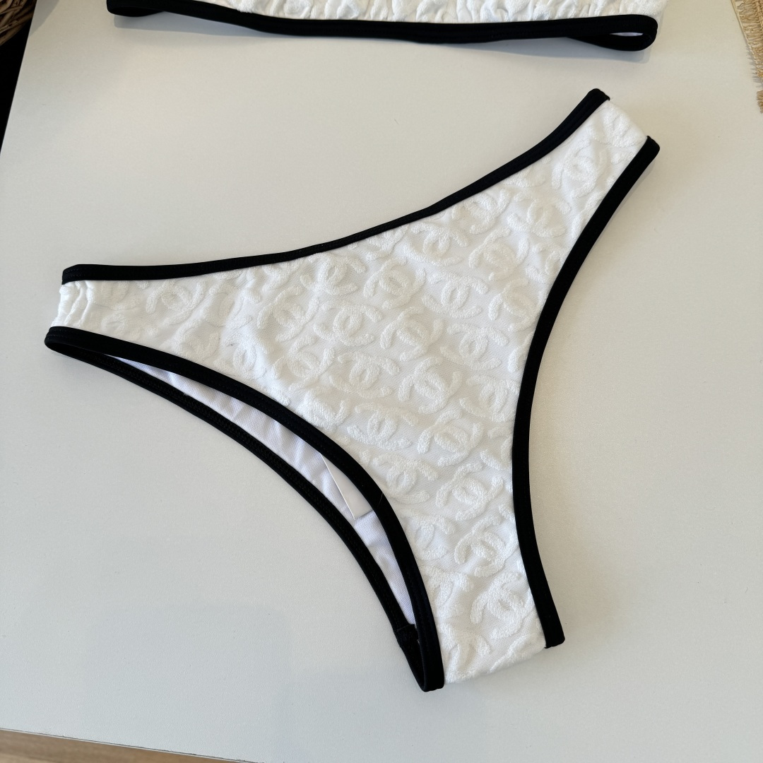 。Chanel香奈儿新款比基尼泳衣👙❤️😍🥰适合多种场景的游泳衣🏊‍♀️海边 游泳池 温泉 水上乐园 漂