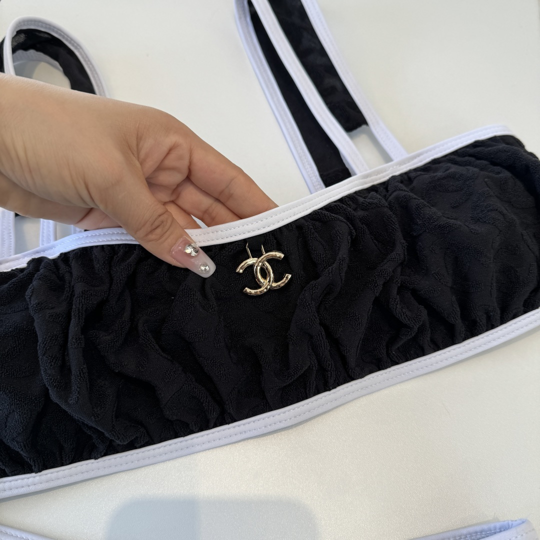 。Chanel香奈儿新款比基尼泳衣👙❤️😍🥰适合多种场景的游泳衣🏊‍♀️海边 游泳池 温泉 水上乐园 漂