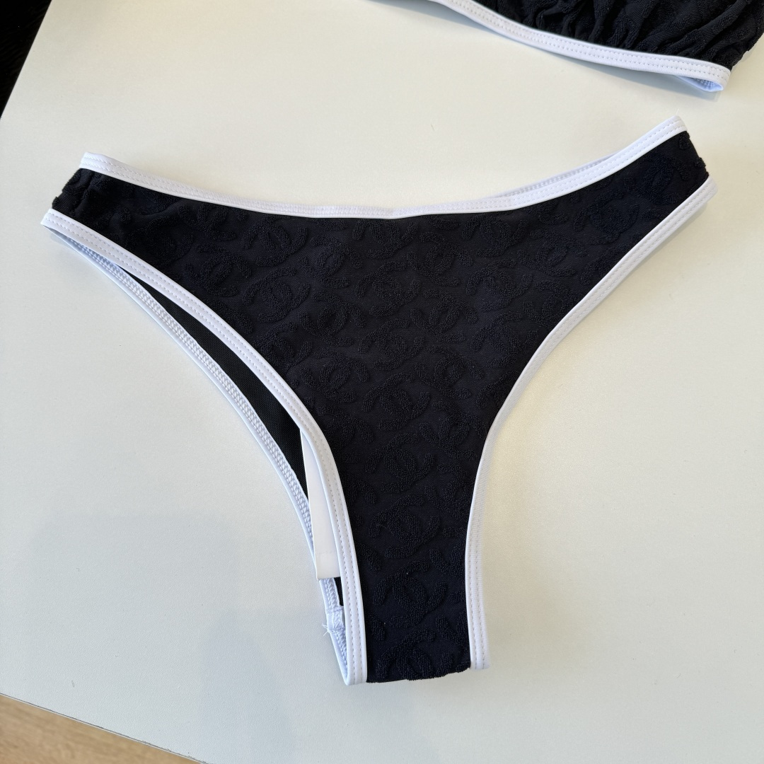 。Chanel香奈儿新款比基尼泳衣👙❤️😍🥰适合多种场景的游泳衣🏊‍♀️海边 游泳池 温泉 水上乐园 漂