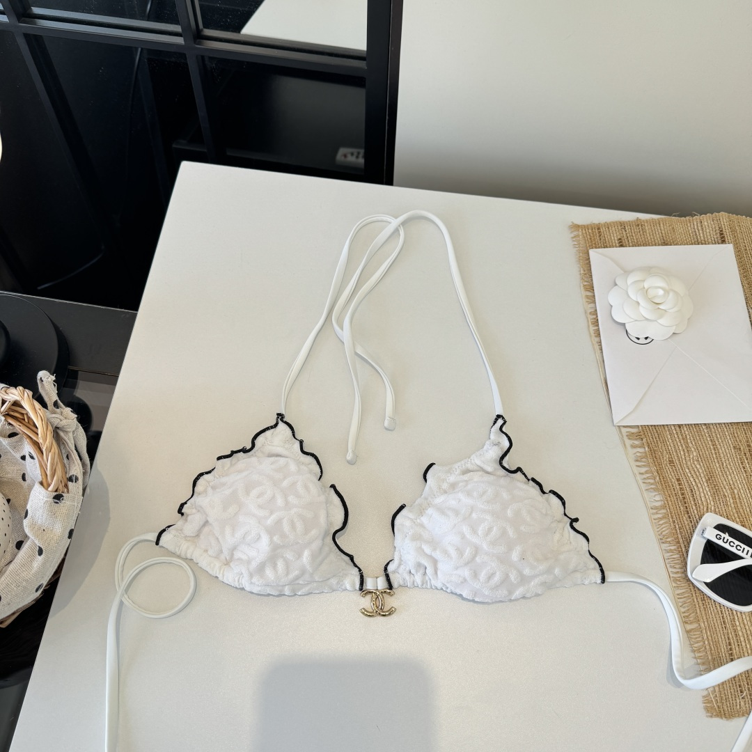 。Chanel香奈儿新款比基尼泳衣👙❤️😍🥰适合多种场景的游泳衣🏊‍♀️海边 游泳池 温泉 水上乐园 漂